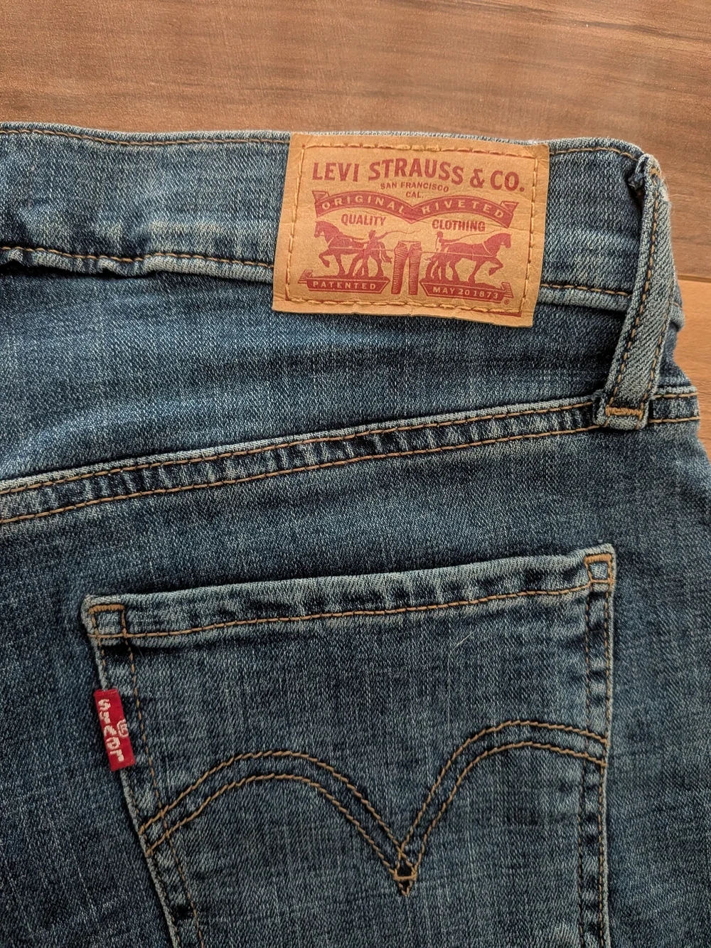 Women's Dark Wash Denim Roll-Cuff Shorts - Picture 4 of 5